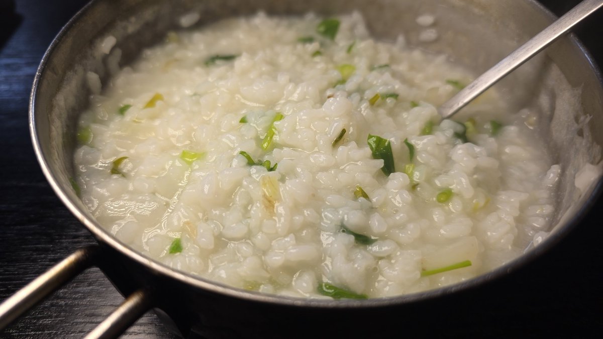 ore825's tweet photo. 春の七草を最高に美味しくする生米から作る七草粥の作り方です

沸騰したお湯に米と根菜類入れて煮るだけ、マジでそれだけで最高に美味しい七草粥になります

ポイントは昆布出汁を入れること、塩だけより圧倒的に旨いす

今年は生米から七草粥どうですか！ https://t.co/8YyQGmyqhb