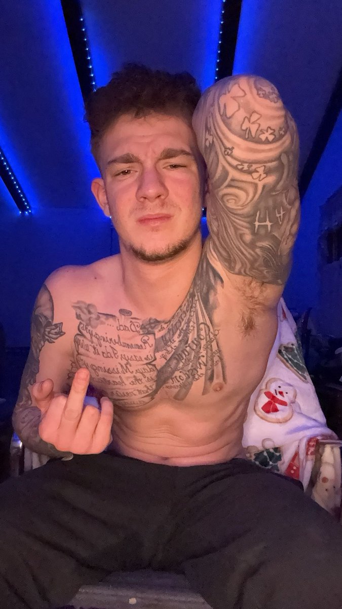 Masterbob191897's tweet image. Which do u prefer ?

❤️ for feet 

Rt for Pitts 💪🏼