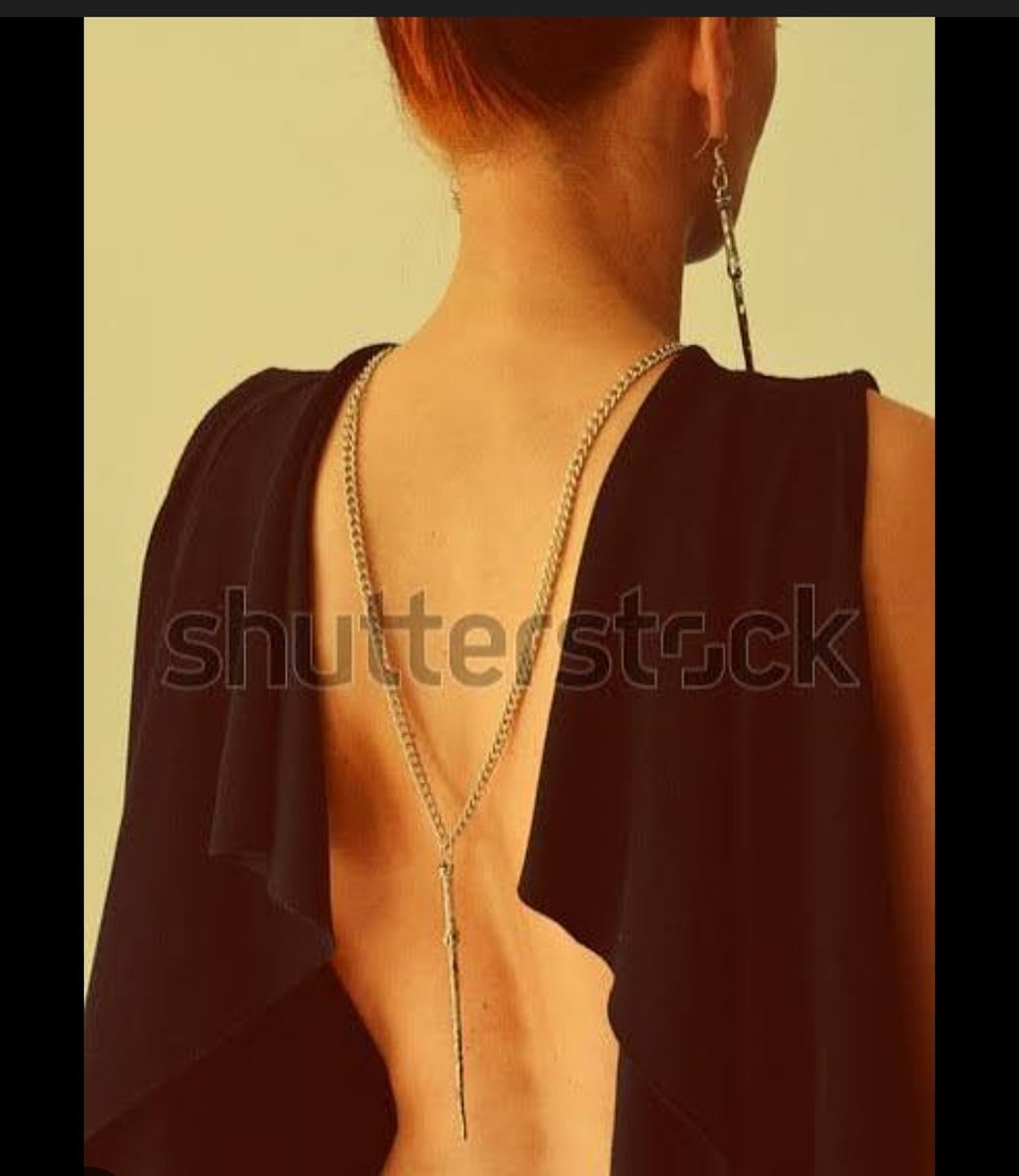 DivyaSeokjinnie's tweet image. A pose that is common in jewellery photoshoots btwn. Tae solos being Schizophrenic for the 10000th time😭