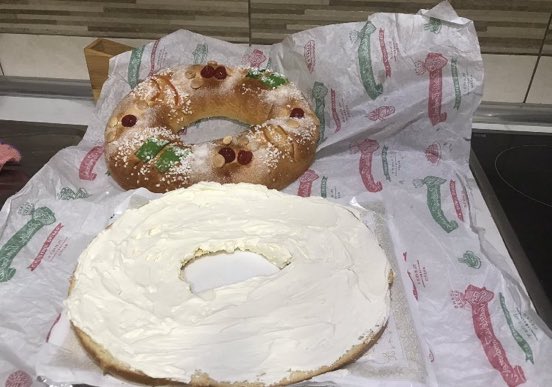 ConoceOtroMad's tweet image. En Usera, la última tradición de Navidad radica en hacer la cola para conseguir uno de los roscones más ricos de Madrid, el que llevan realizando en la Pastelería Timón más de 60 años. Sin duda, de los mejores de Madrid.