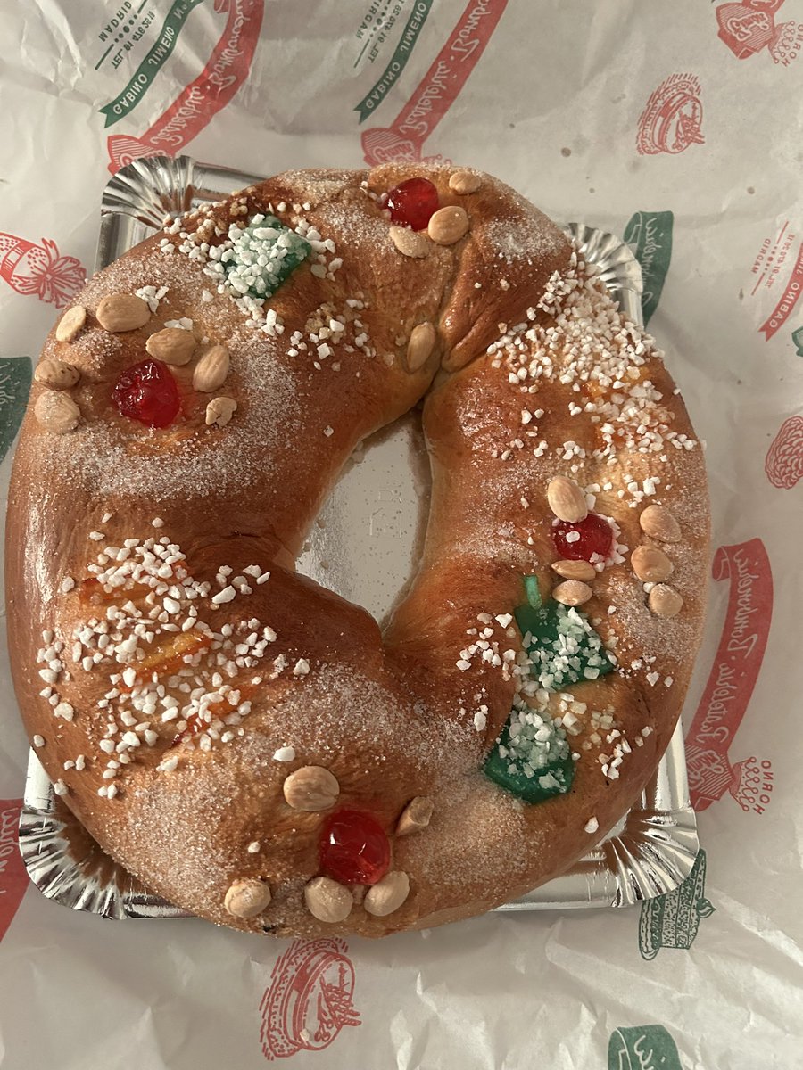 ConoceOtroMad's tweet image. En Usera, la última tradición de Navidad radica en hacer la cola para conseguir uno de los roscones más ricos de Madrid, el que llevan realizando en la Pastelería Timón más de 60 años. Sin duda, de los mejores de Madrid.