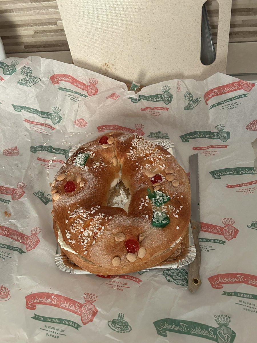 ConoceOtroMad's tweet image. En Usera, la última tradición de Navidad radica en hacer la cola para conseguir uno de los roscones más ricos de Madrid, el que llevan realizando en la Pastelería Timón más de 60 años. Sin duda, de los mejores de Madrid.