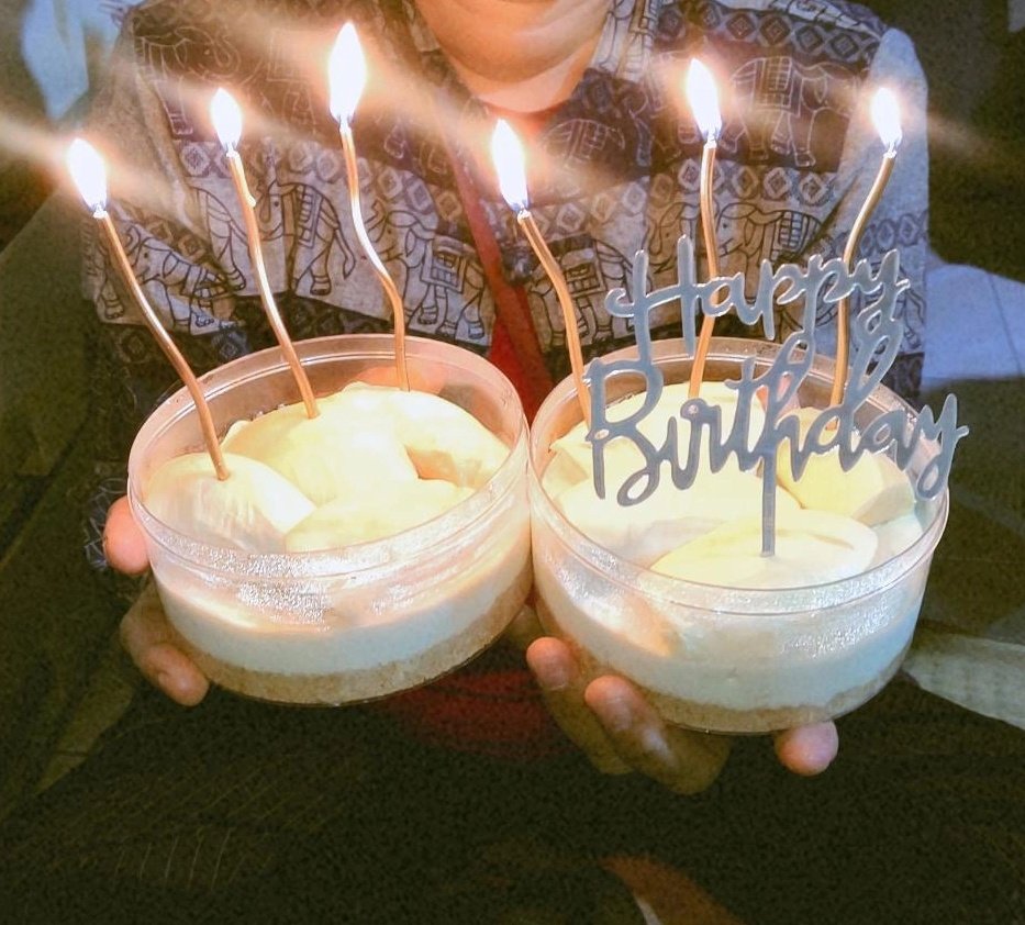dec_decembers's tweet photo. เผยแพร่เค้กเนเน่สู่หมู่บ้าน5555 วันเกิดแม่เลยหิ้วมาต่างจังหวัด พี่ป้าน้าอาชิมแล้วชอบมาก ฝากสั่งตรึม🤣 https://t.co/vpxMki51mB