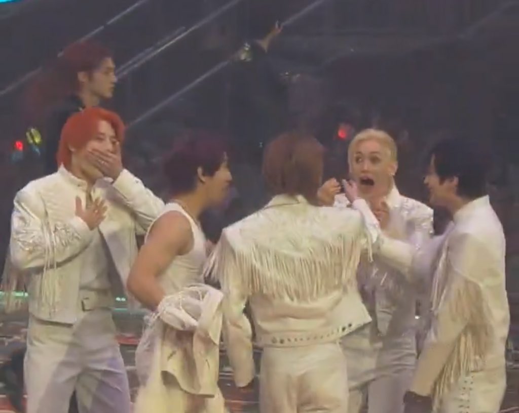 WeekendforWafa's tweet image. No they didn't win any Daesang. They just found Hyunjin's earring 😭