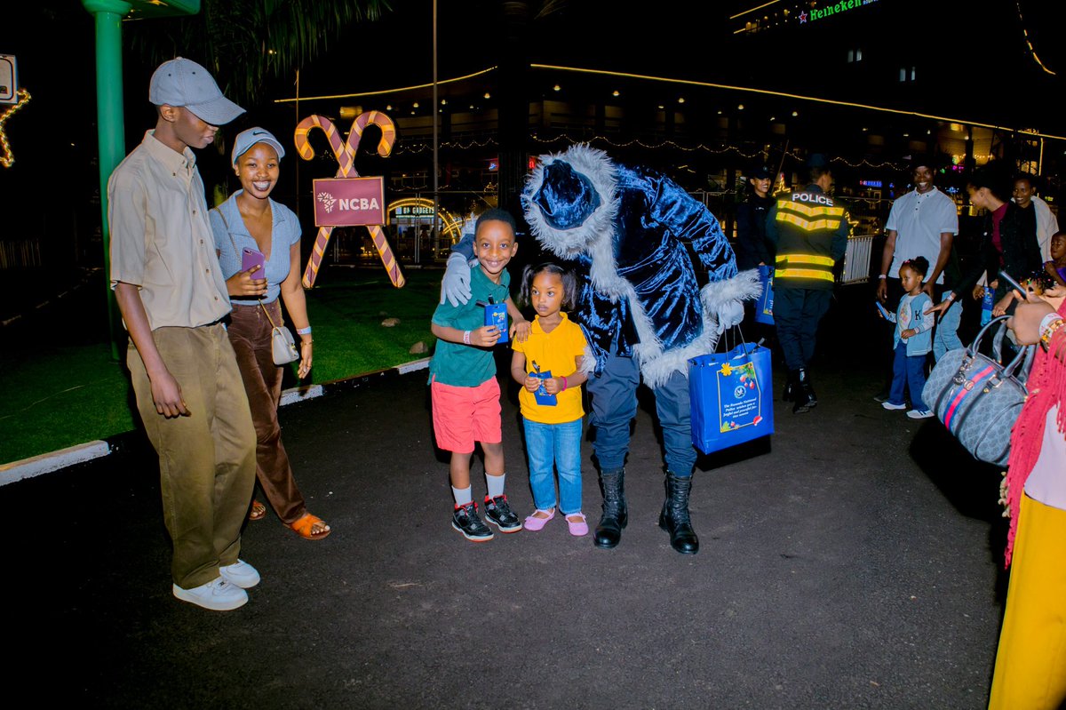 RobCyubahiro's tweet image. Who said Santa can’t come from security?

@Rwandapolice brought smiles to children on the streets of Kigali.

The Rwanda National Police’s community engagement is truly on another level.

Well done to the dedicated men and women from Kacyiru.