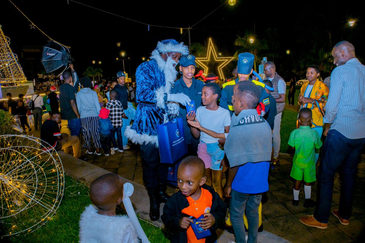 RobCyubahiro's tweet image. Who said Santa can’t come from security?

@Rwandapolice brought smiles to children on the streets of Kigali.

The Rwanda National Police’s community engagement is truly on another level.

Well done to the dedicated men and women from Kacyiru.