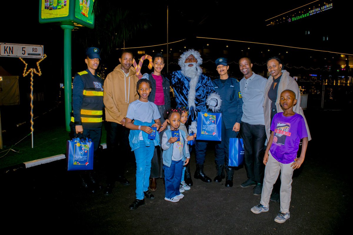 RobCyubahiro's tweet image. Who said Santa can’t come from security?

@Rwandapolice brought smiles to children on the streets of Kigali.

The Rwanda National Police’s community engagement is truly on another level.

Well done to the dedicated men and women from Kacyiru.