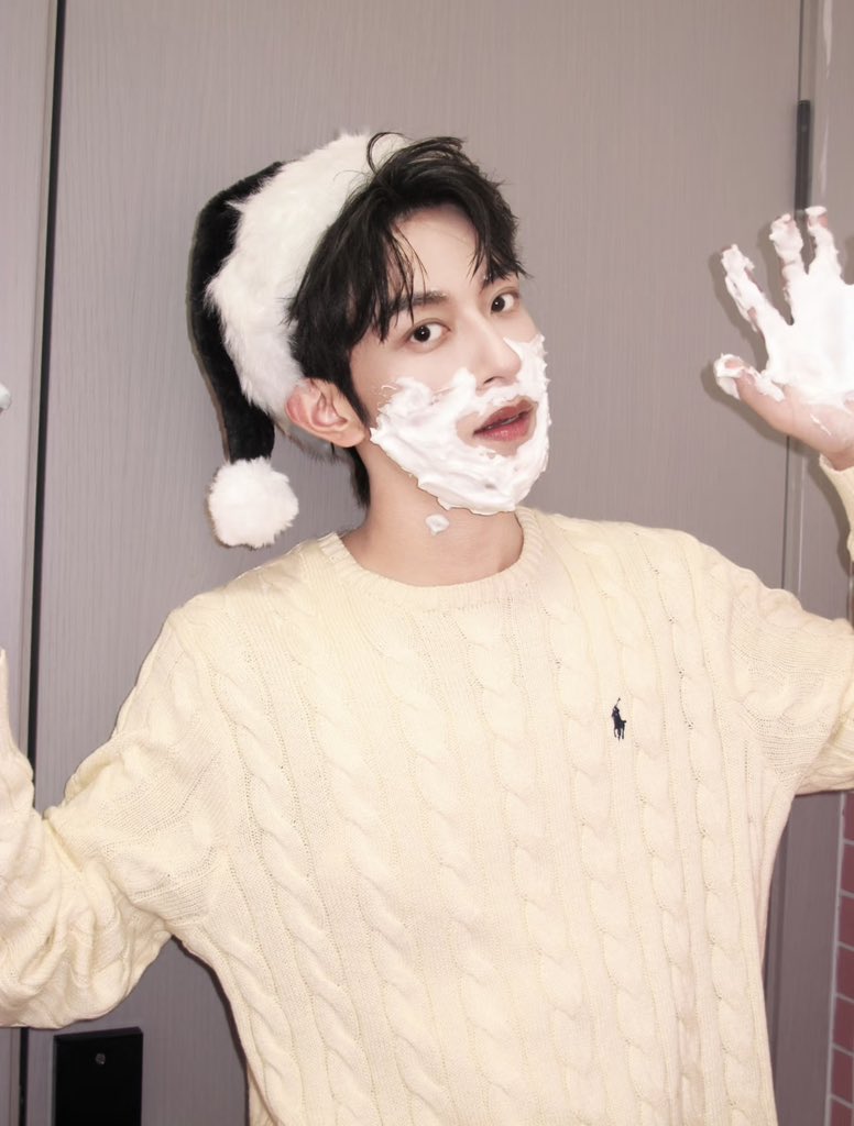 globalDESIRE4_'s tweet image. SEEKY LI UPDATE
xhslink.com/o/7FYpkmQmmH7 

Santa Claus clocking in for work 🧑‍🎄

#李沛恩 #SeekyLi #LiPeiEn #Desire4