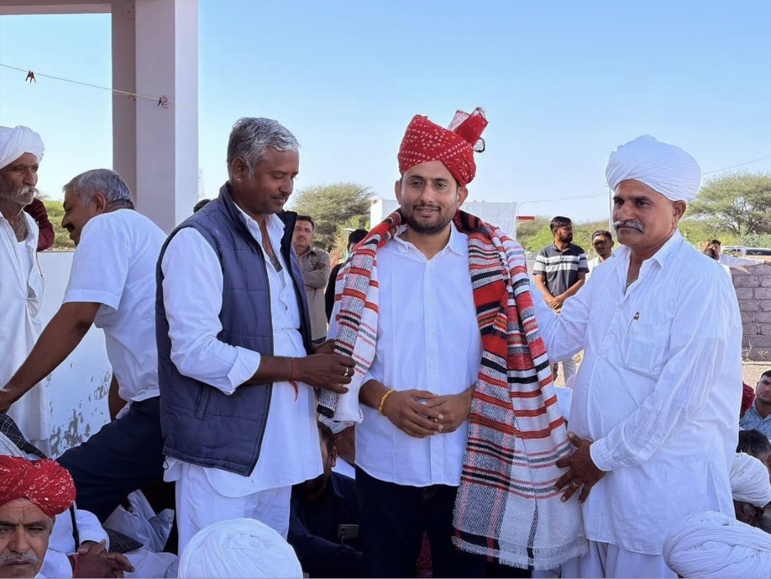 MukeshC43463076's tweet photo. जिला कांग्रेस कमेटी बाड़मेर के युवा ज़िलाध्यक्ष भाई @LaxmanGodaraINC जी को जन्मदिन की हार्दिक बधाई एवं अनंत शुभकामनाएँ।

महादेव आपको निरंतर इस पथ पर अग्रसर रहने की शक्ति प्रदान करें।

@Barmer_Harish @Hemaram_INC @UmmedaRamBaytu https://t.co/mTnXhG8H5s