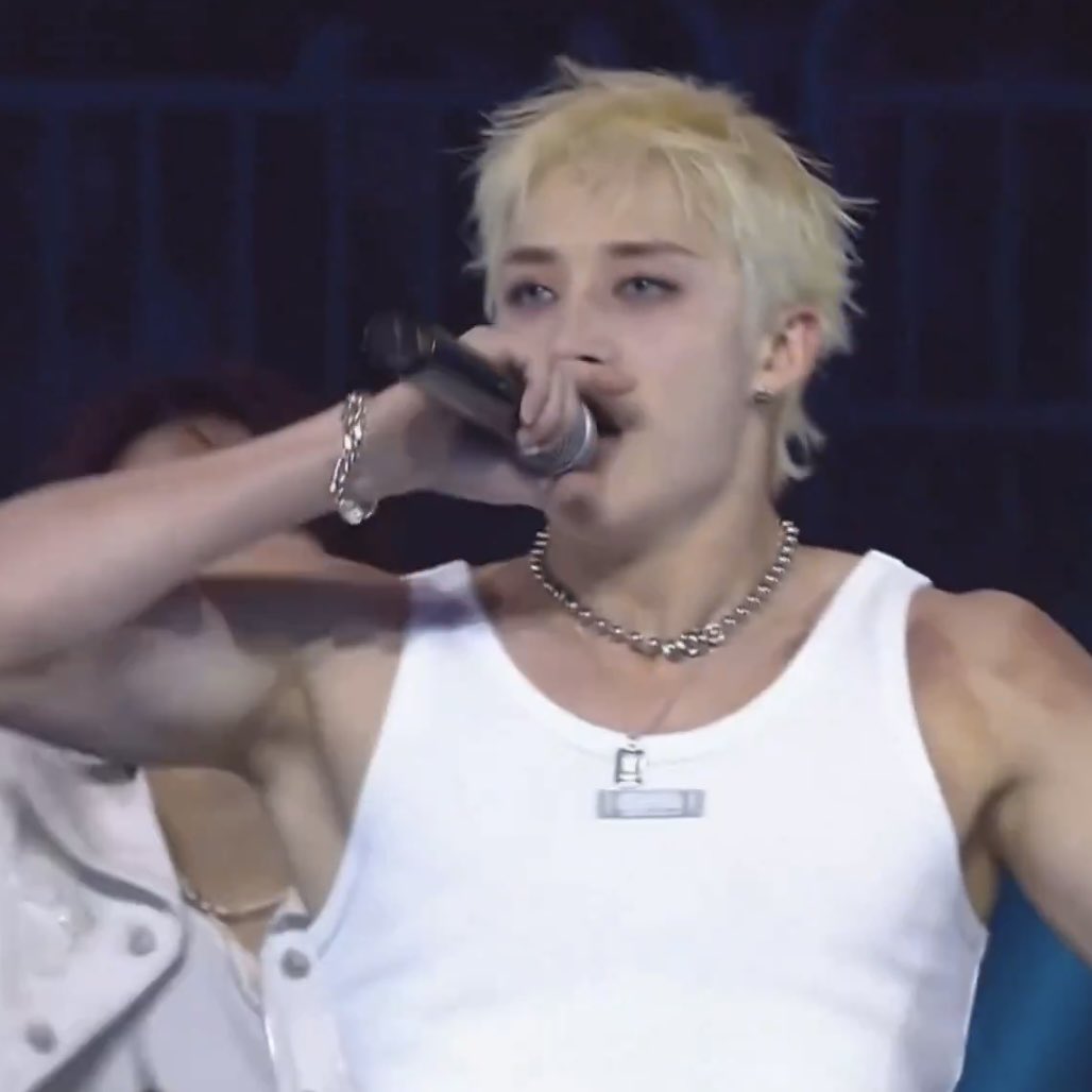 httpsnari's tweet image. DAMN CHRISTOPHER