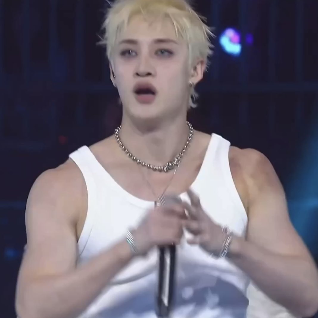 httpsnari's tweet image. DAMN CHRISTOPHER