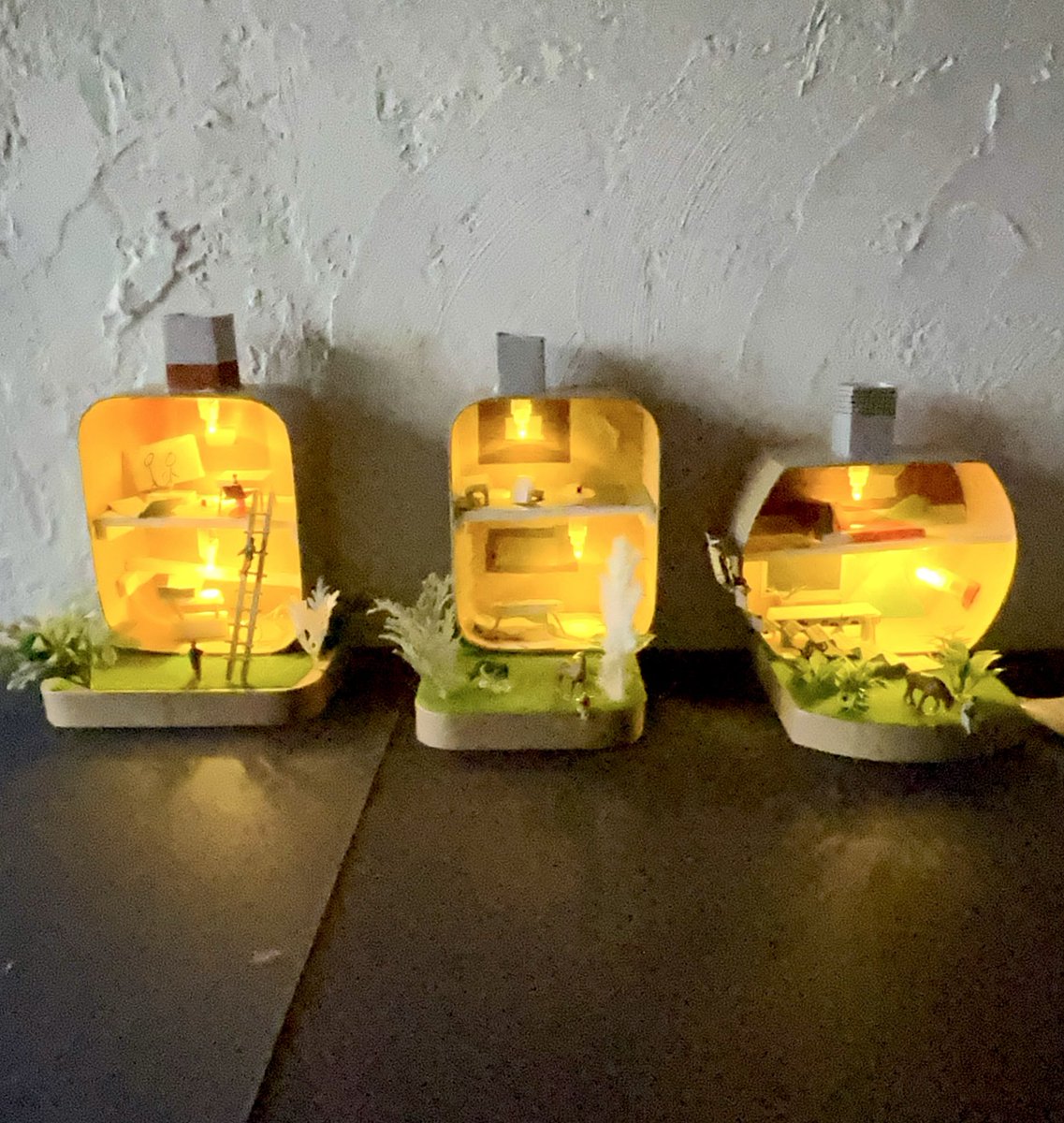 冬休みの小学生たち向けに
工作教室を単発でやってます

今日作った作品
とっても可愛い世界観でした

電気がつく箱のおうち🏠