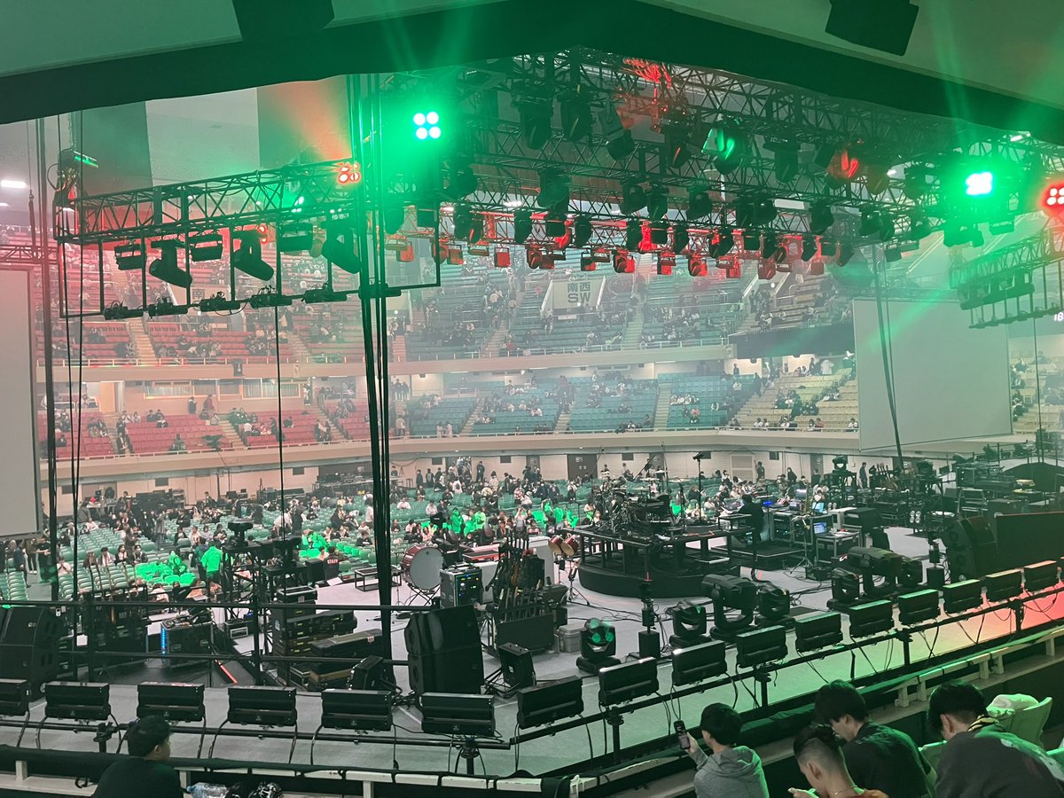 reon_shyu2's tweet photo. 2025年ライブ納めはXmas公演です🎄

いつもと違うセトリ構成で特別なクリスマスになりました！
ほぼ被りなしで昼も夜も大満足でした✨

初披露の曲や懐かしい曲も多めでcrewを想って演奏してくれるUVERworldが大好きです！

ずっとずっと聞きたかった『此処から』最高でした😆 https://t.co/r0KUwbi7k8