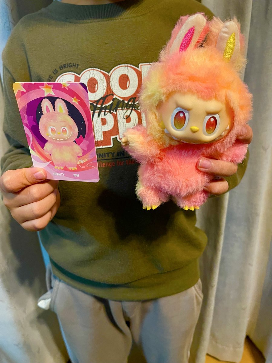 TANA2501CIF3's tweet photo. 寄り道してから帰宅しました😌
推しの高級チケット…実物を手にしてみると素晴らしいとしか言えないです👍✨
息子にプレゼント渡したらとても喜んでくれましたね🤭
そして息子がレッフーを見て「デッケェ!!ナニそれー?!」と興味津々とある一点を見つめていた🤣
#NIKKE #REDHOOD #RETRODAYS #高級チケット #LABUBU #LOYALTY #忠誠