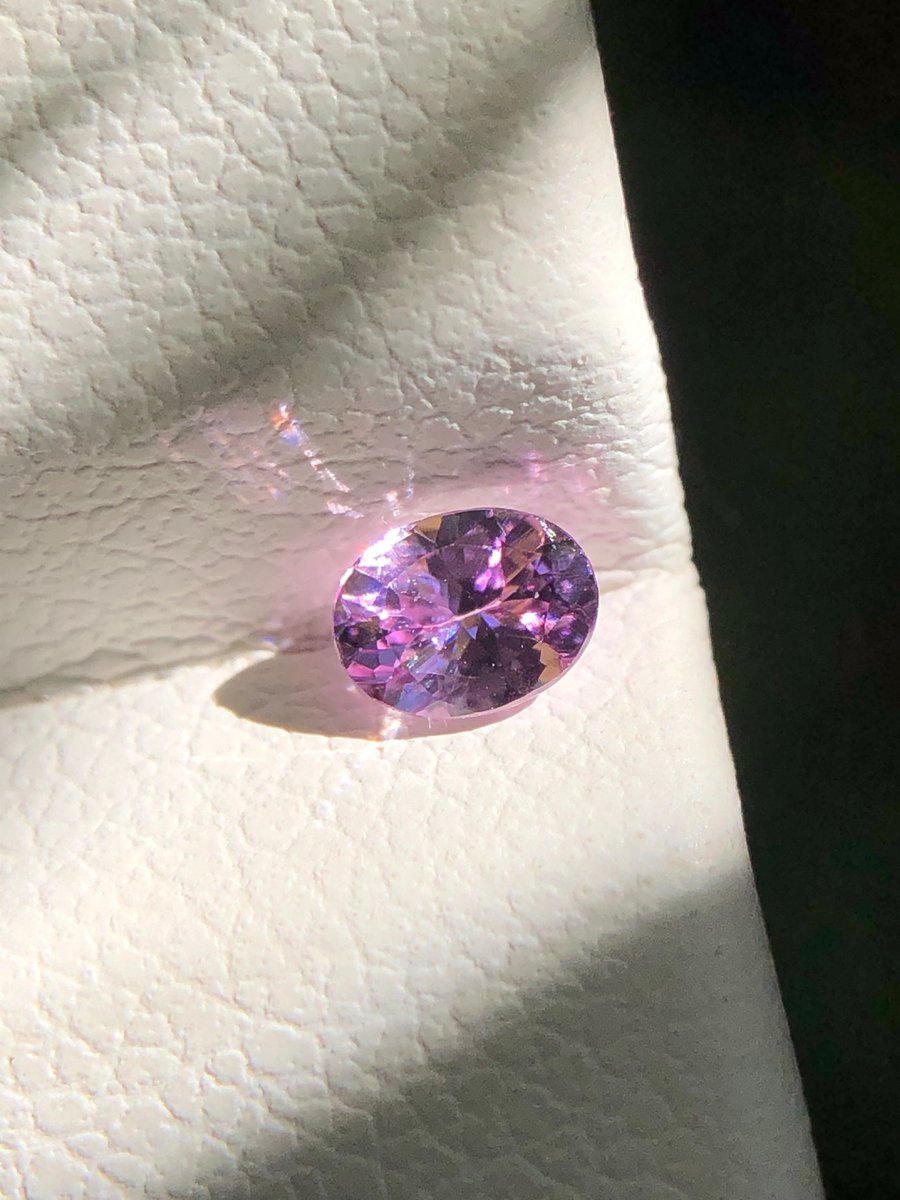 しっかりしてる！タンザナイトさん 3兆円カット！？多色性◎ネオン感の強いタンザナイト 0.587ct | 宝石つむり