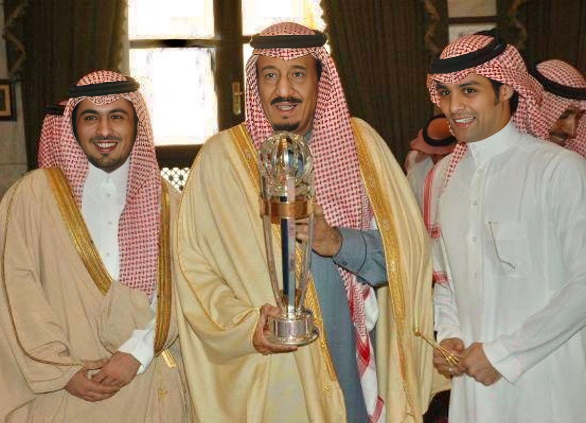 rreemam6's tweet image. من يذكر ياسر القحطاني لما توتر وقعد يلعب ببشت الملك سلمان