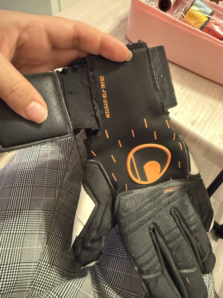 長男の部活で使っている学校のキーパーグローブが
ボロボロで、ついにゴムも切れてしまい…
母、チクチク縫う係に🧵😂

「自分のグローブは？」と聞いたら
「使ってない」って…
せっかく買ってあげたのに、男子はよく分からない🤔

そのくせ
「部費なくてさ…」
なんて悲しそうに言われたら、