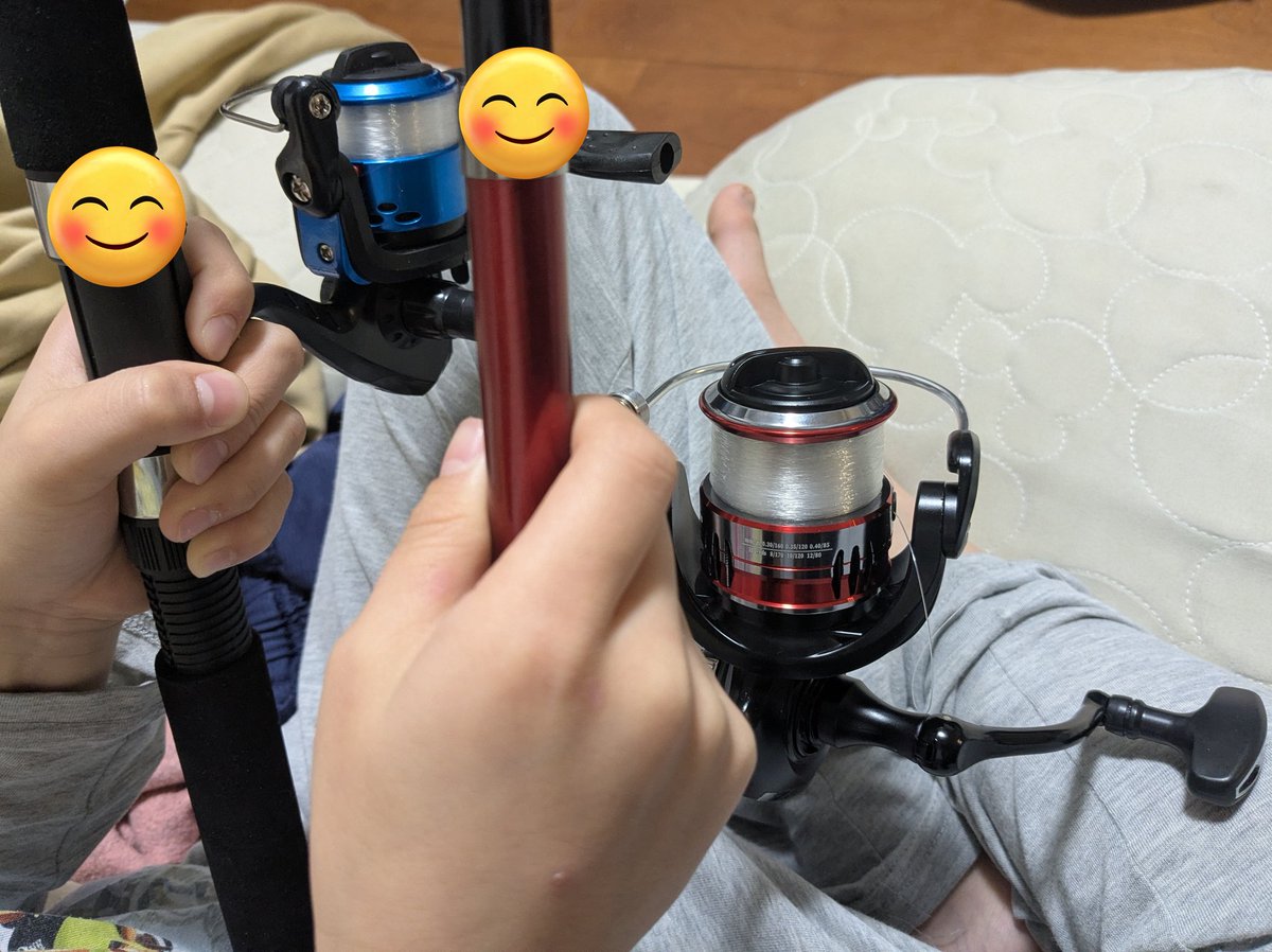 赤スコーピオン、ダイソーリール、糸セット 青がダイソーの釣り竿とリールと糸セットで1000円のやつ 赤が3男が