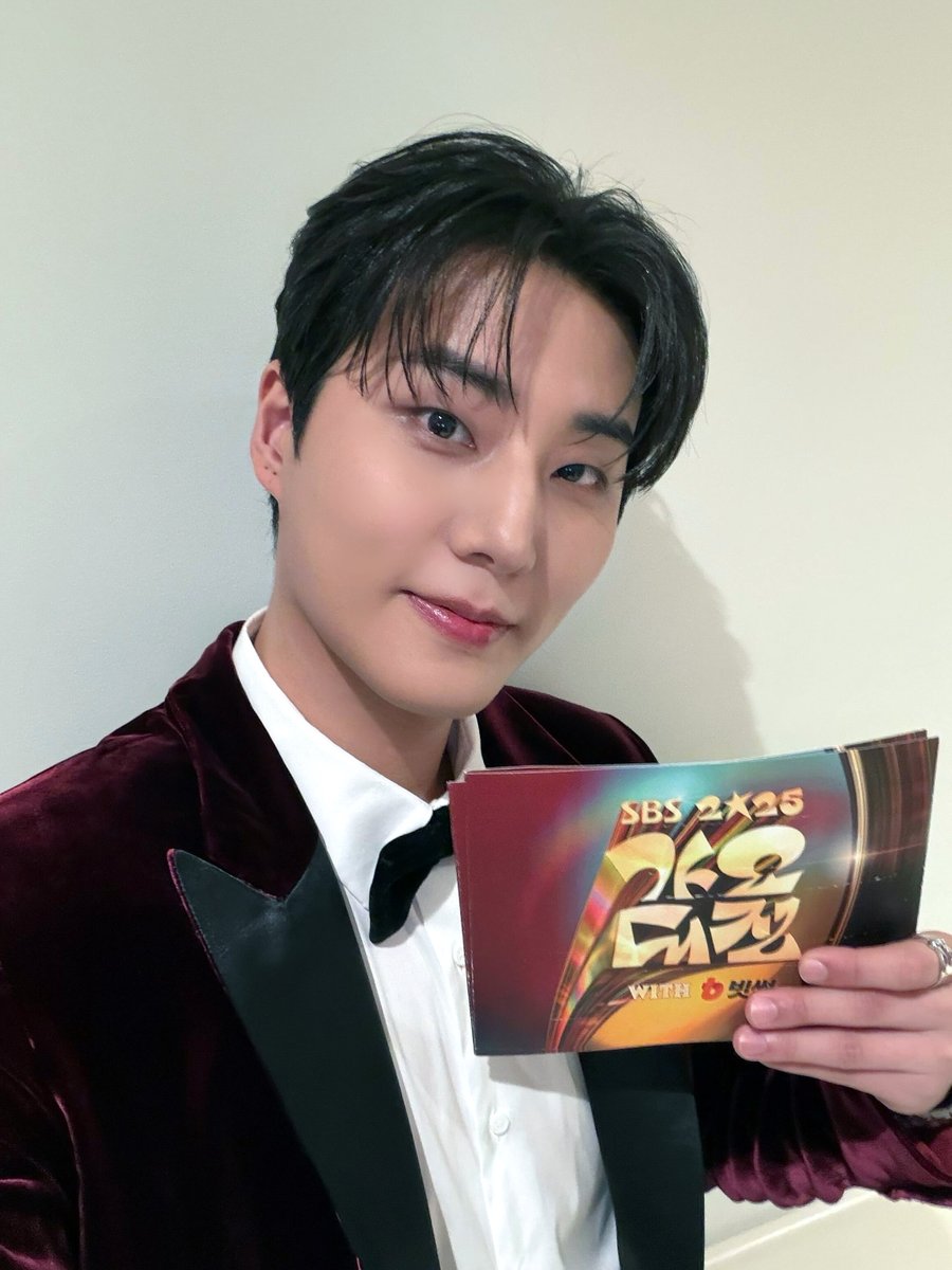 day6official's tweet image. [ #DAY6_BEHIND ]

우리의 명MC🎤 영↗케↘이→ 의 가요대전 어떠셨나요?
𝑴𝒚 𝑫𝒂𝒚, 𝑯𝒂𝒑𝒑𝒚 𝑪𝒉𝒓𝒊𝒔𝒕𝒎𝒂𝒔🎄

#DAY6 #데이식스
#YoungK #영케이
#SBS #2025SBS가요대전