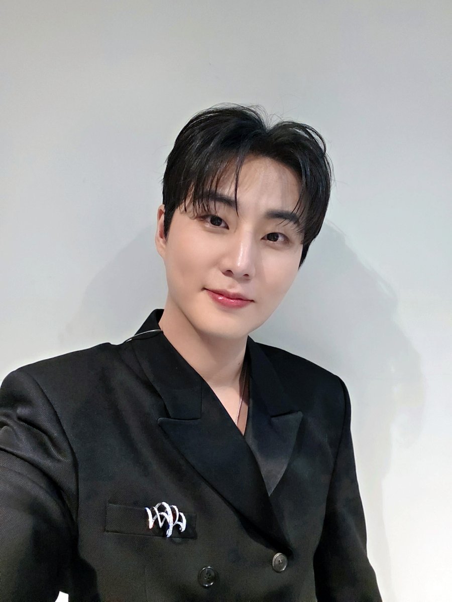 day6official's tweet image. [ #DAY6_BEHIND ]

우리의 명MC🎤 영↗케↘이→ 의 가요대전 어떠셨나요?
𝑴𝒚 𝑫𝒂𝒚, 𝑯𝒂𝒑𝒑𝒚 𝑪𝒉𝒓𝒊𝒔𝒕𝒎𝒂𝒔🎄

#DAY6 #데이식스
#YoungK #영케이
#SBS #2025SBS가요대전