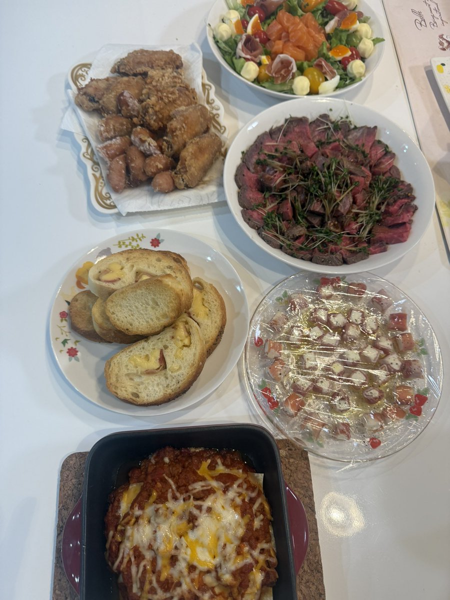 𝑀𝑒𝑟𝑟𝑦 𝐶ℎ𝑟𝑖𝑠𝑡𝑚𝑎𝑠🎄🎅✨

頑張って仕込んだ·˚ ༘ 🎄*
サーモンとリース風サラダ、ローストビーフ、生ハムチーズ、お子達のリクエストの唐揚げ♡
そして私の大好きなDONQのチーズとベーコンのバケット‼️
ハヤテの大好物のラザニアでした💕😋😍💕