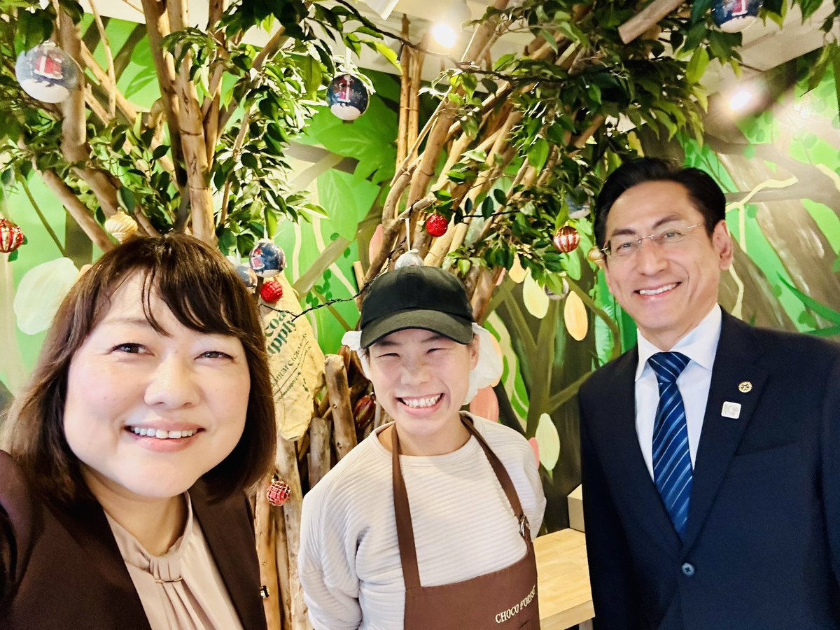 yumioka55's tweet photo. 本日は2件の議長団説明を受けた後 #ひご洋一朗 府会議員とともに、お世話になった地域の企業・商店の皆さまへ年末のご挨拶に
お昼は #めん処千とせ さんの鴨なん蕎麦 #CHOCOFOREST さんのホットチョコレートを☕︎
多くの皆さまとお会いでき、たくさんの励ましに感謝の一日となりました✨ https://t.co/xVCxYLY1ba
