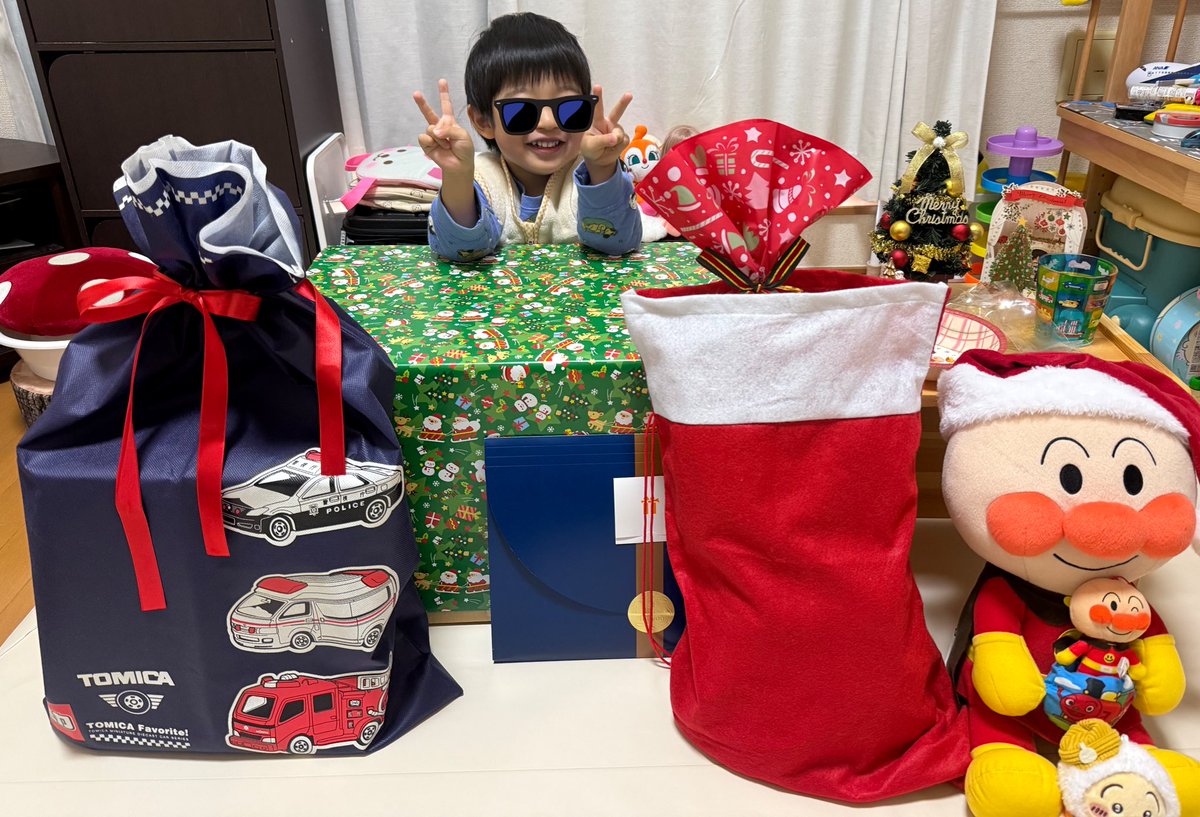ojojo510's tweet photo. メリークリスマス🎄
目覚めてすぐ階段を駆け上がり、リビングのプレゼントを発見したムスッコ大歓喜。
嬉しすぎて満面の笑みで奇声をあげながら踊り狂うムスッコの姿が私にとって最高のクリスマスプレゼントでした🎁 https://t.co/6ErMJ6u0sM