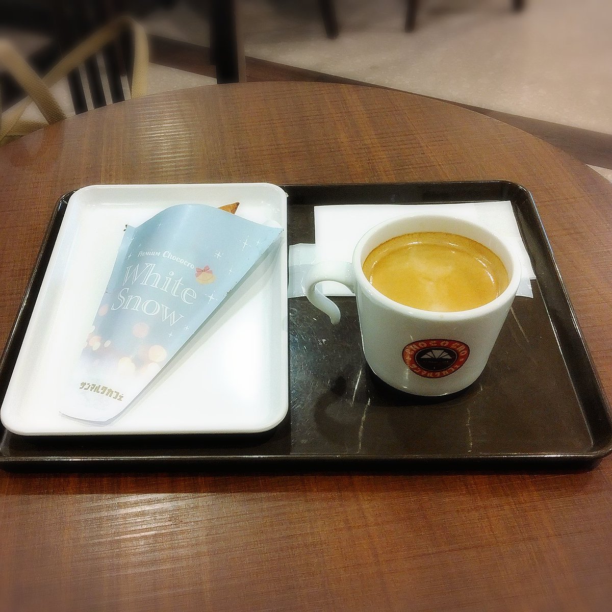 akashire2's tweet photo. 仕事終わりに #サンマルクカフェ さんで【#プレミアムチョコクロホワイトスノー】食べてきました🥐🍫☕

パウダーシュガーがトッピングされていて見た目も綺麗で気分が上がりますね🤍

優しい甘さのホワイトチョコを包んで焼き上げた #チョコクロ めちゃうまでした😋✨

今日も一日お疲れ様でしたー！ https://t.co/iSe1UO4MNX