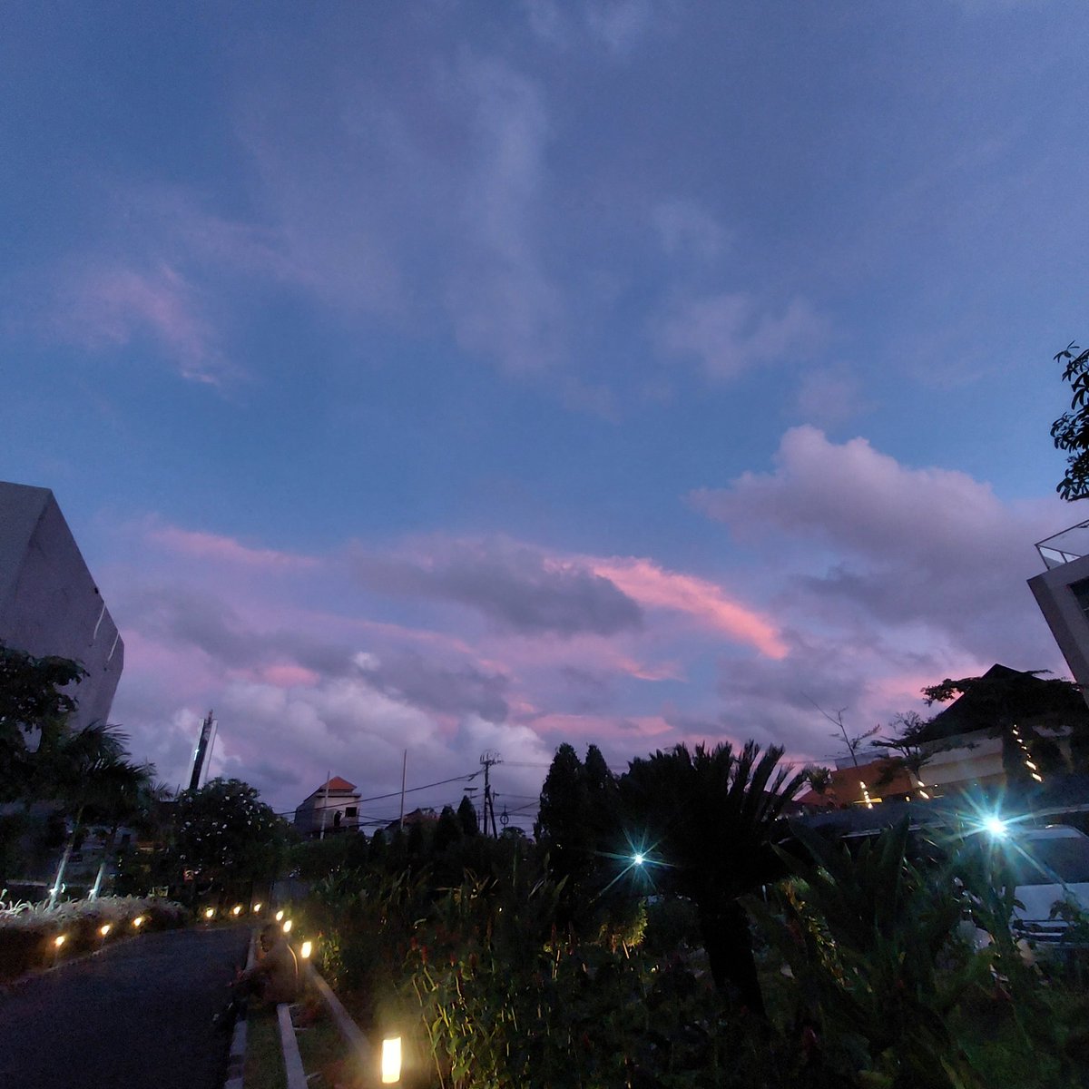 gracivity's tweet image. langit bali tiap meal break: