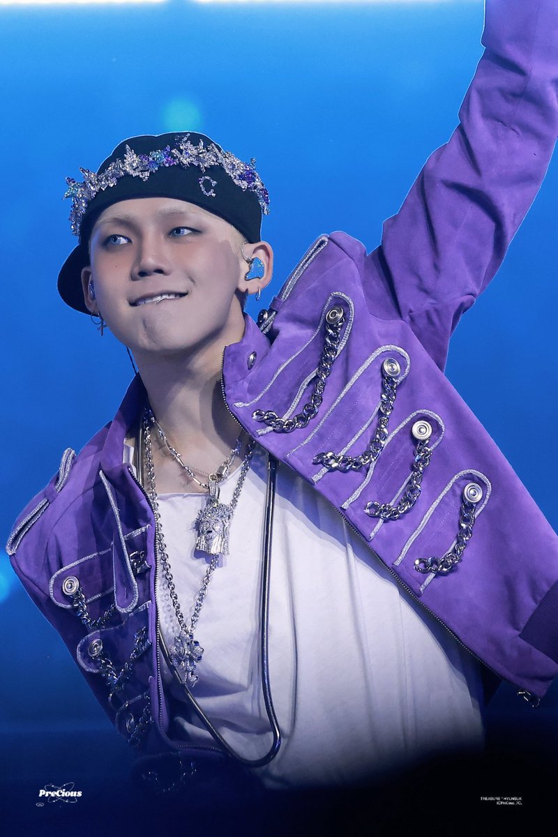 PreCious_7CL's tweet image. 251225 가요대전💜🎄

#최현석 #7chill #세븐칠 #트레저
#CHOIHYUNSUK #ヒョンソ #TREASURE