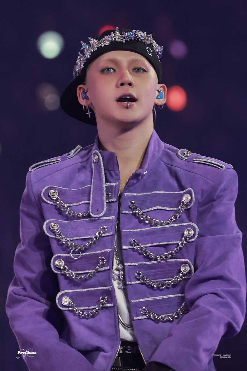 PreCious_7CL's tweet image. 251225 가요대전💜🎄

#최현석 #7chill #세븐칠 #트레저
#CHOIHYUNSUK #ヒョンソ #TREASURE