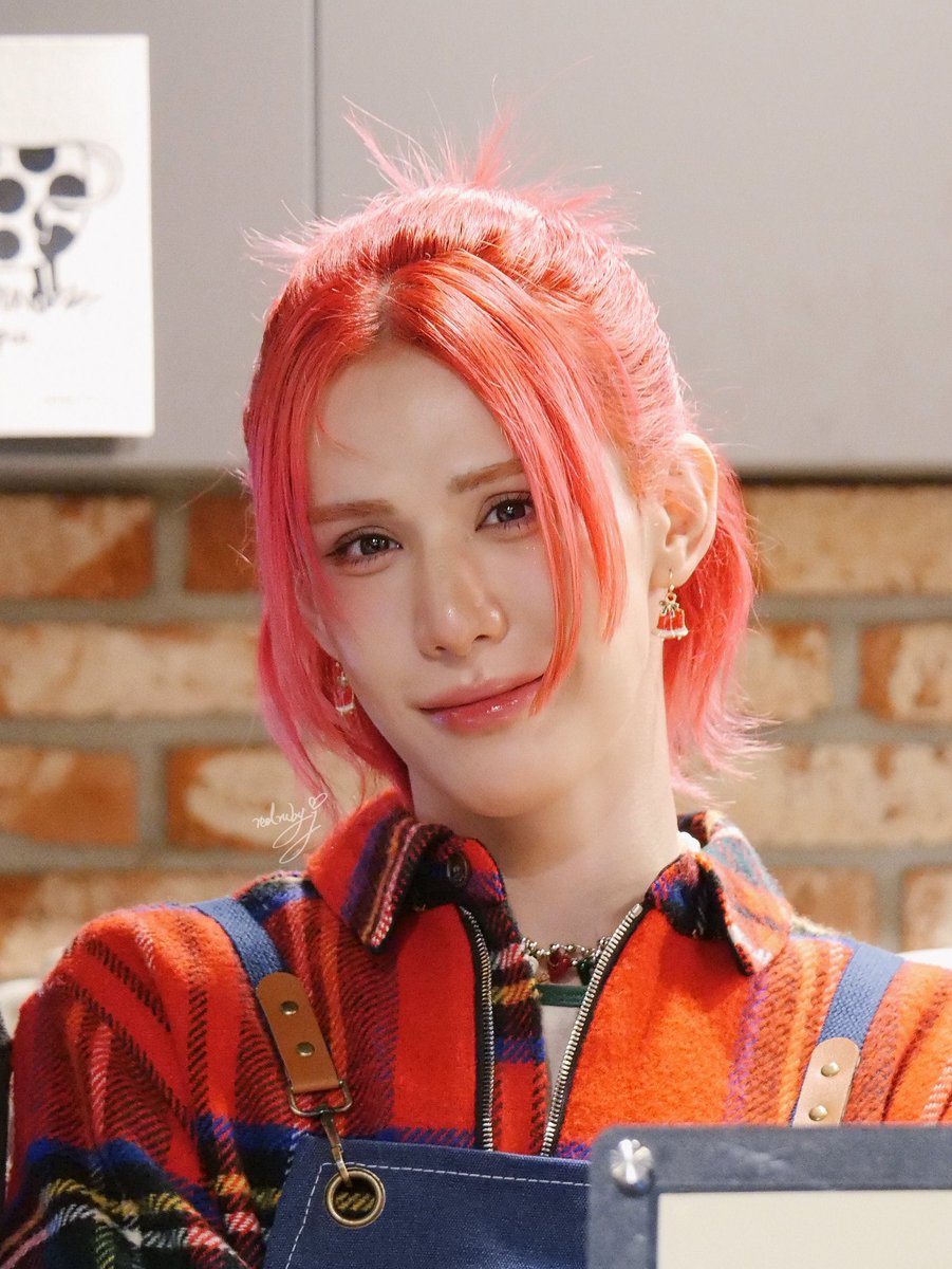 nyanrachas's tweet image. looking all cute like this and then posting a shot of your navel piercing in the same fit like an hour later is diabolical