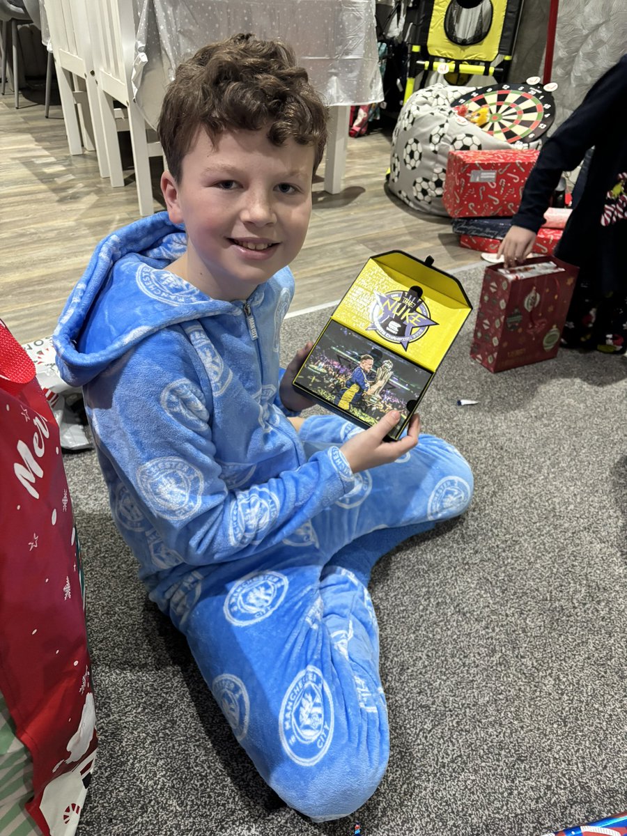 First throw an Kflex snapped in the barrel 🤦🏻‍♂️ any suggestions?…. 😂 £150 gone in 50 seconds. <a href="/LukeTheNuke180/">Luke Littler</a>