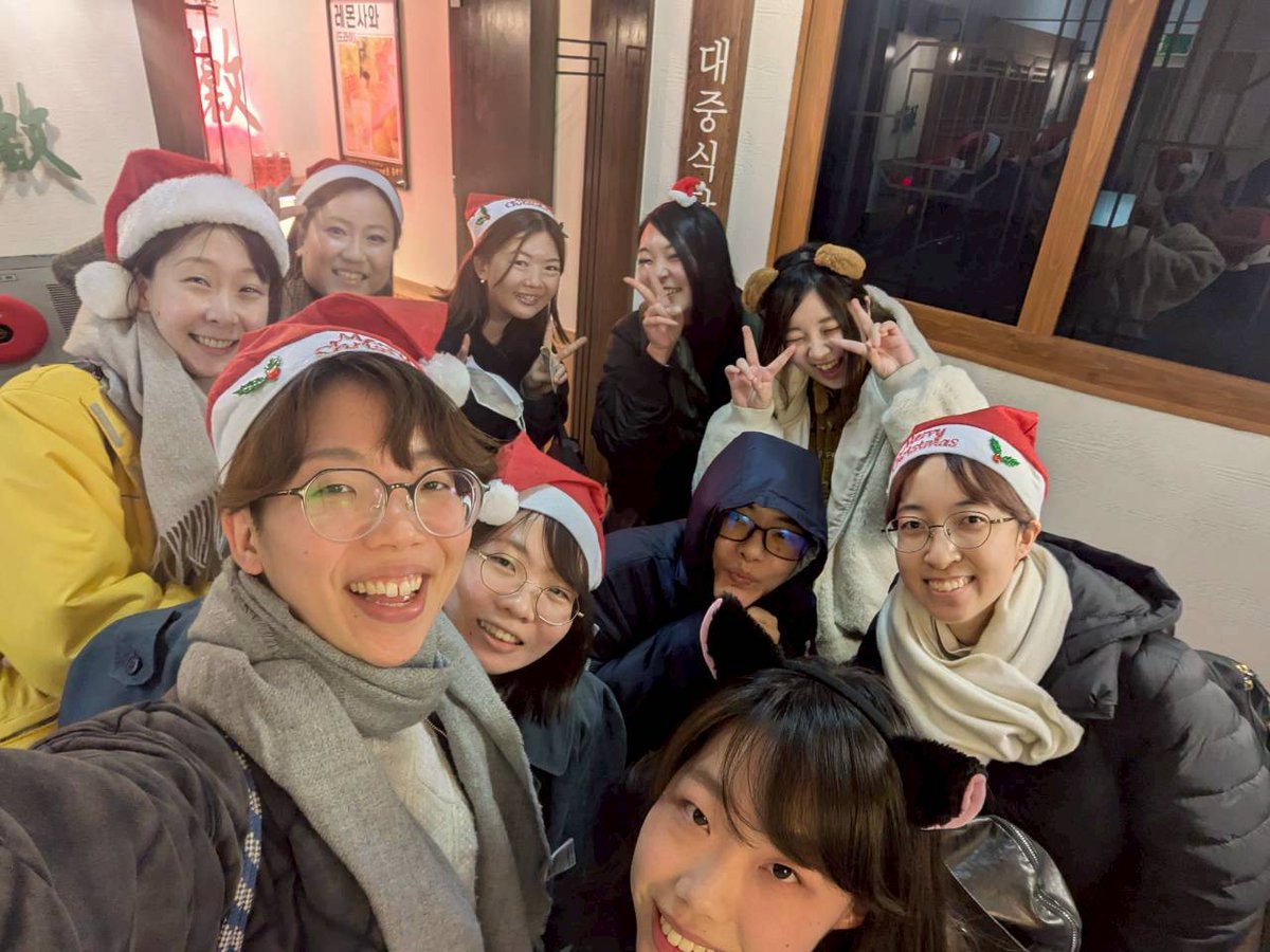 AoiaoiTori's tweet photo. ／
青い鳥より
Merry Christmas🎄
＼
それぞれに様々なステージ・練習に勤しむ青い鳥です🕊️

しかし、青い鳥恒例のクリスマス会は死守👊
プレゼント交換ではみかん🍊が出てくるのがお決まりです。
さて、何に使うのでしょうか…？

本日は寒いですが、
皆様あたたかなクリスマスを
お過ごしください🩵 https://t.co/EHJZTFDK3w