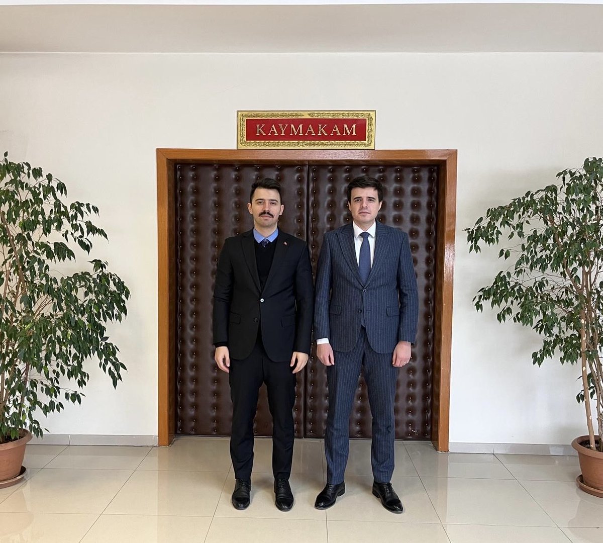 Vali Yardımcısı Sayın Emir YÜCEL, Kaymakamımız  Latif KORALP’i makamında  ziyaret etti.

Kaymakamımız Latif KORALP, ziyaretten duyduğu memnuniyeti ifade ederek kendilerine  nazik ziyaretlerinden dolayı teşekkür etti.