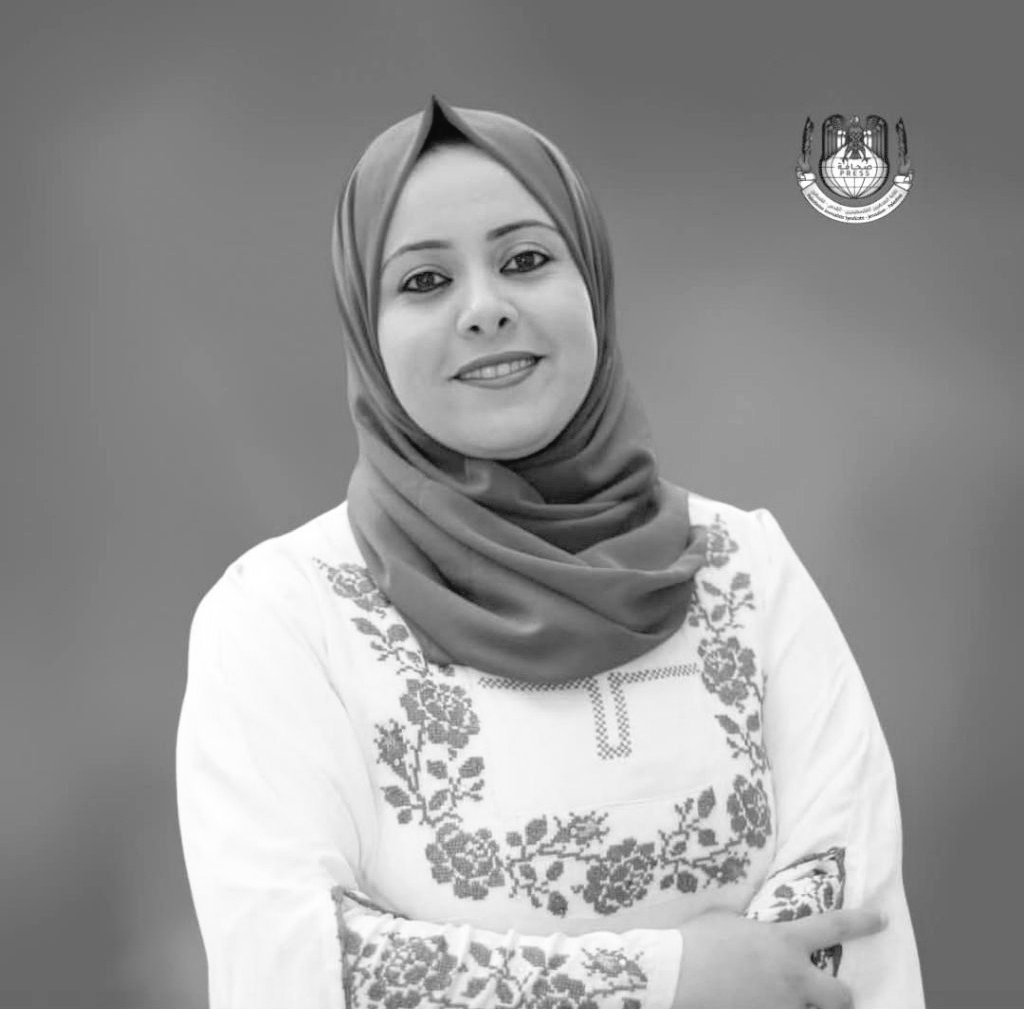 انتشال جثمان الصحفية هبة العبادلة ووالدتها بعد قرابة عامين من تدمير منزلهم غرب خانيونس جنوب قطاع غزة  

 إلى جانب انتشال 15 شهيدًا من عائلة الأسطل استشهدوا معهم في الغارة ذاتها