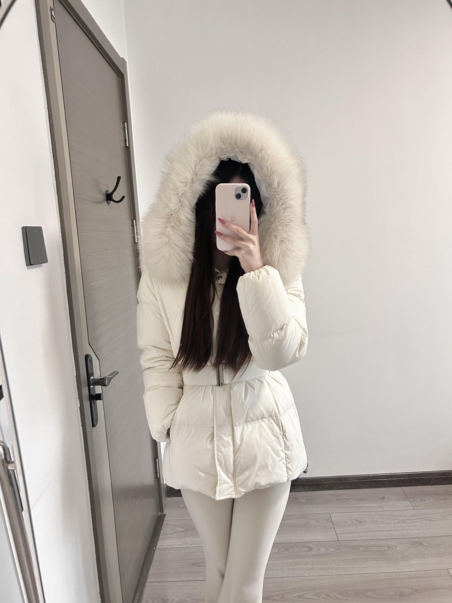 Happy Christmas morning 🤍🎄
Soft neutrals, warm layers, and a peaceful start to a beautiful day. Choosing elegance, calm energy, and gratitude this Christmas morning. May today feel gentle, warm, and full of quiet joy.😇