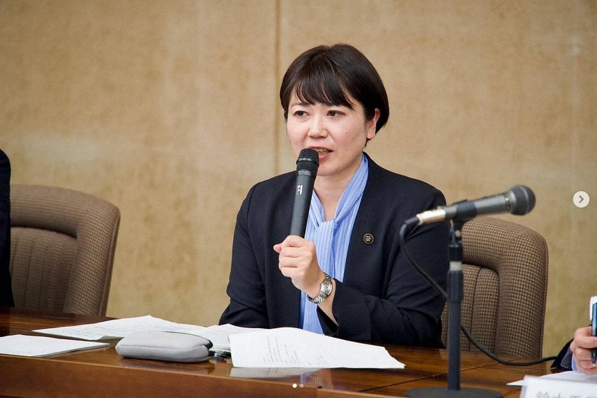 livedoornews's tweet photo. 【生出演】ラブホ密会問題の前橋前市長、なぜ市役所ではダメだった？理由を説明
https://t.co/bTyKsG7Uz2

小川晶氏は24日、「ReHacQ－リハック－」に生出演。市役所内の会議室でもいいのではという質問に、「いつも特定の職員と来てるよねってなると、職員との関係を疑われちゃう」と、説明していた。 https://t.co/gfC1USlwMw