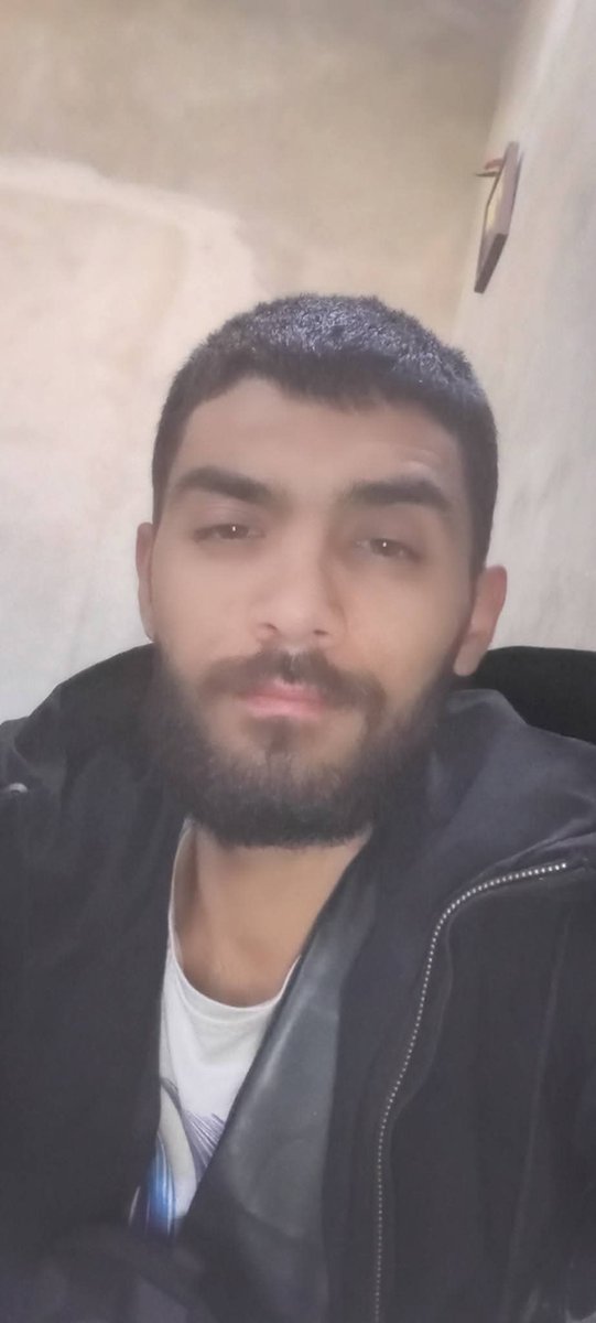 SyriaTruthNews's tweet image. دمشق - حلب
في ظلّ سياسة التجويع الممنهجة التي تمارسها سـ.لطة الأمر الواقع بحق أبناء الطائفة العلوية يجد كثير من الشباب أنفسهم مضطرين لمغادرة قراهم ومناطقهم بحثًا عن أي فرصة عمل تؤمّن لهم الحدّ الأدنى من العيش
لكن من يفكّر بالعمل يُعاقَب: إمّا بالإخفاء القسري أو بالقتل
صباح يوم 👇