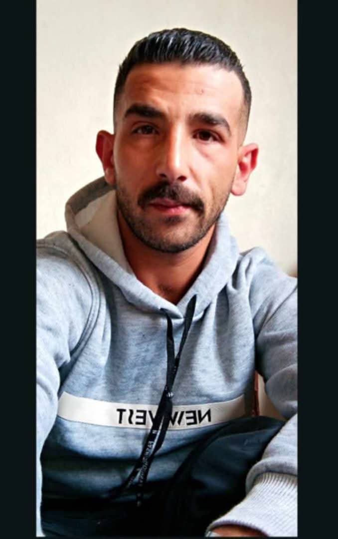 SyriaTruthNews's tweet image. دمشق - حلب
في ظلّ سياسة التجويع الممنهجة التي تمارسها سـ.لطة الأمر الواقع بحق أبناء الطائفة العلوية يجد كثير من الشباب أنفسهم مضطرين لمغادرة قراهم ومناطقهم بحثًا عن أي فرصة عمل تؤمّن لهم الحدّ الأدنى من العيش
لكن من يفكّر بالعمل يُعاقَب: إمّا بالإخفاء القسري أو بالقتل
صباح يوم 👇