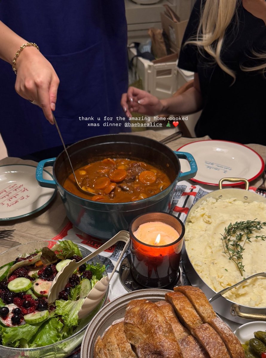 silentsaturnz's tweet image. Finally spotted rosé hair 😭💞