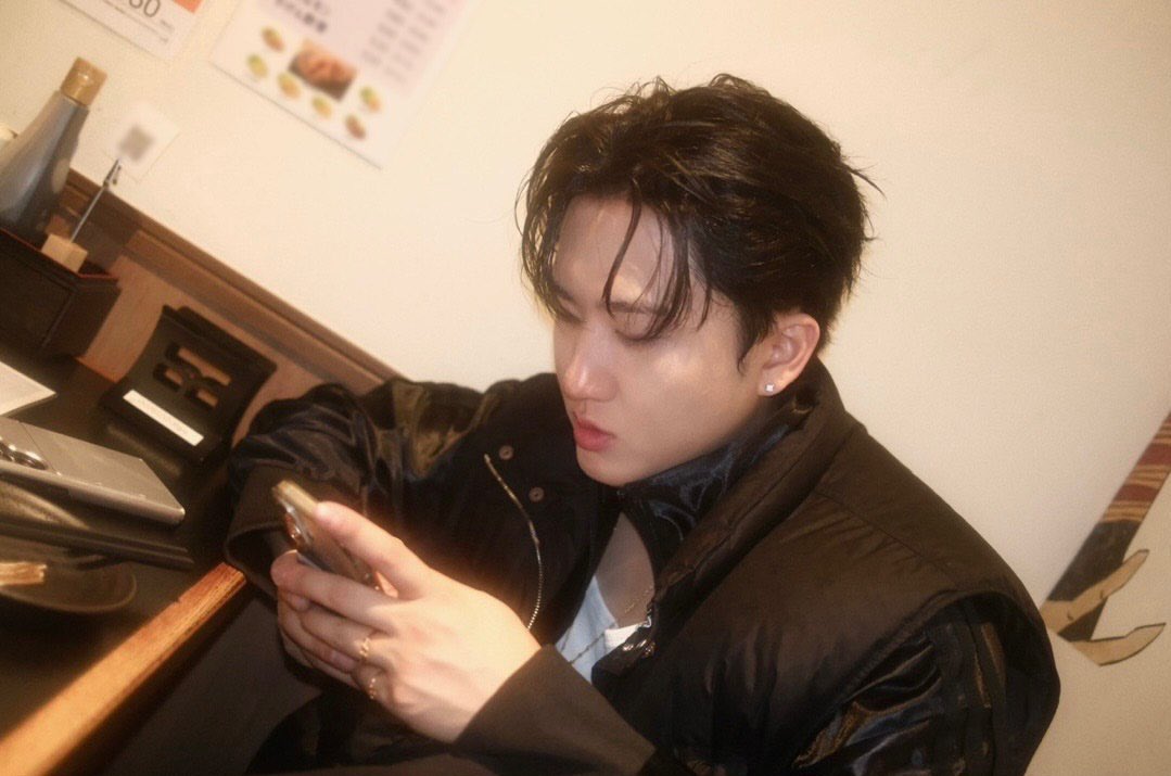 binseolovely's tweet image. new changbin boyfriend pic just dropped!! tysm chan 💗💗