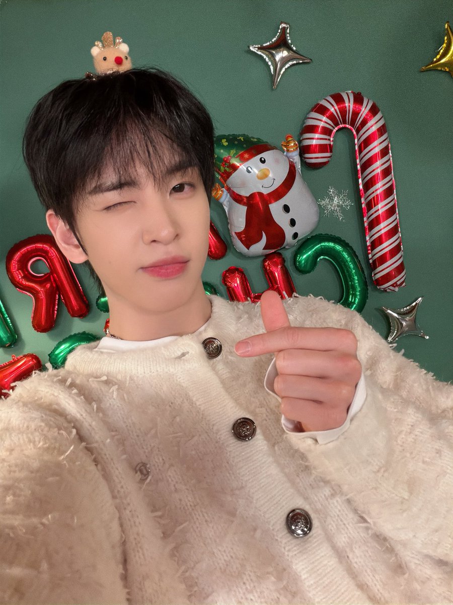 CRAVITY_twt's tweet photo. Peace on earth, good will to men 😌
Wishing y’all a very merry Christmas! ❤️🤍💚
#ALLEN #앨런 https://t.co/h8kIwETIUE