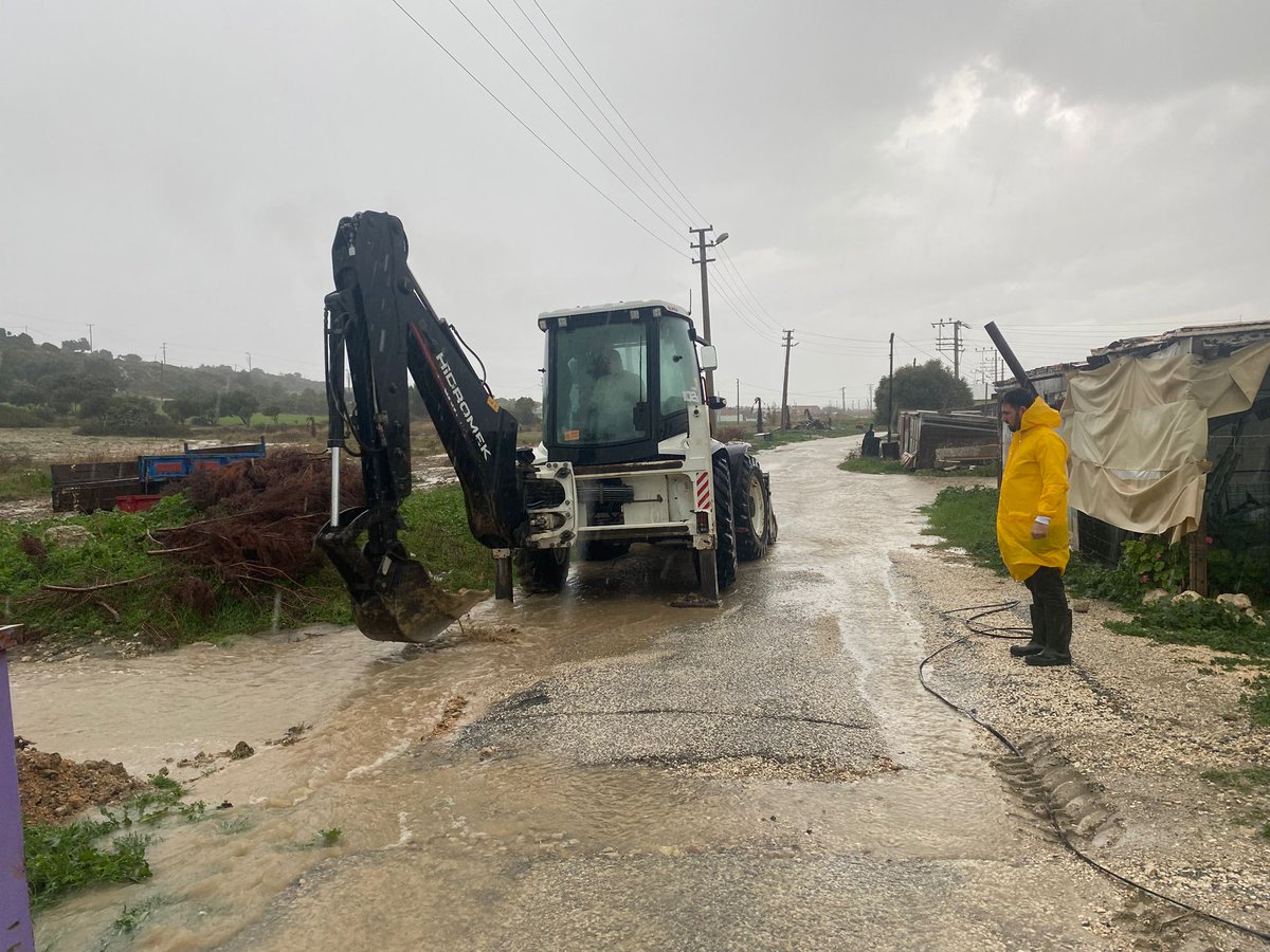Türkiye'nin en gözde tatil beldelerinden biri olan Çeşme, yine yağmur sularına teslim oldu!
#İzmir, #Çeşme #yağmur
