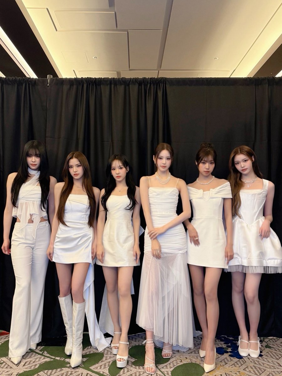 fforemyls's tweet photo. izna is called a visual group for a reason https://t.co/2BYOw5NYBV