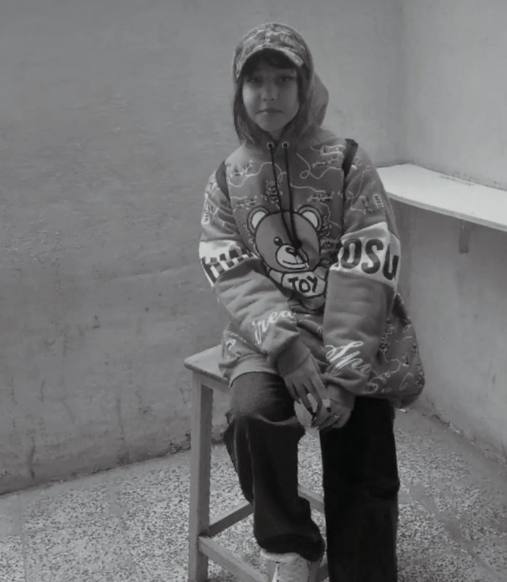 hediekimiaee's tweet image. امروز تولد بیتاست‌ که بی‌صدا داره در انفرادی جمهوری‌اسلامی شکنجه می‌شه‌ و صداش به جایی نمی‌رسه، بیش‌تر‌ از چهل روز است که بازداشت شده و تنها یک بار تماس گرفته و کفته که وثیقه ۴ میلیاردی بیارید که خانواده‌اش توان تامینش‌ را نداشتند، مادرش #مریم_عباسی‌نیکو هم در بازداشت است و از او…