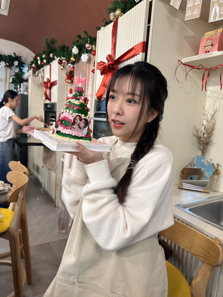 Merry Christmas kaaaa 

มะเช้าลงแล้วแต่มันไม่ไปปฮรือออ