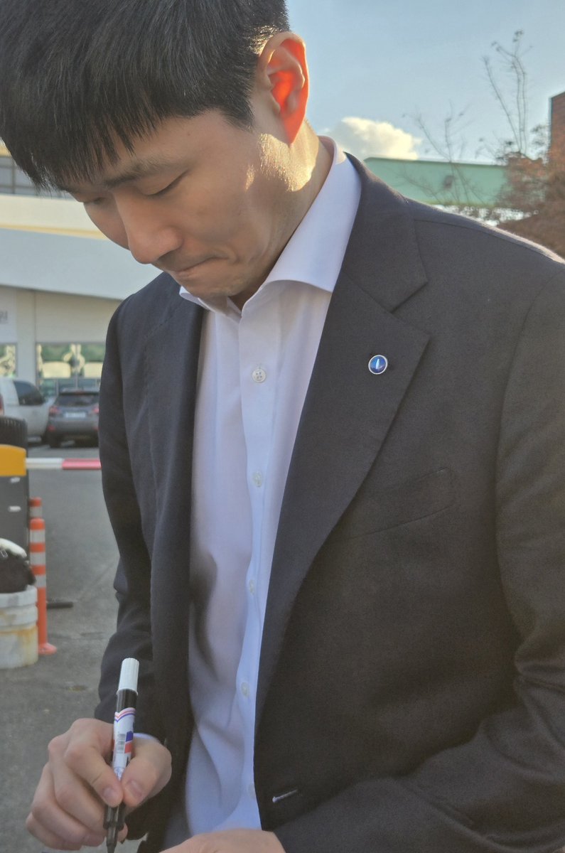 퇴근길 여담...
1.싸인받는 어린이팬에게 재밌었냐고 물어보고 아저씨는 힘들었다고하심
2.내가 경기전에 간단한 크리스마스선물을 드렸는데 퇴근길에 사진찍고 악수하는데 "고마워요 그거~"라고 하심. 그거라니 ㅋㅋ

여러모로 재밌는 아저씨임
사실 재미없음 내가 감독님팬이라 재미있는거ㅋ