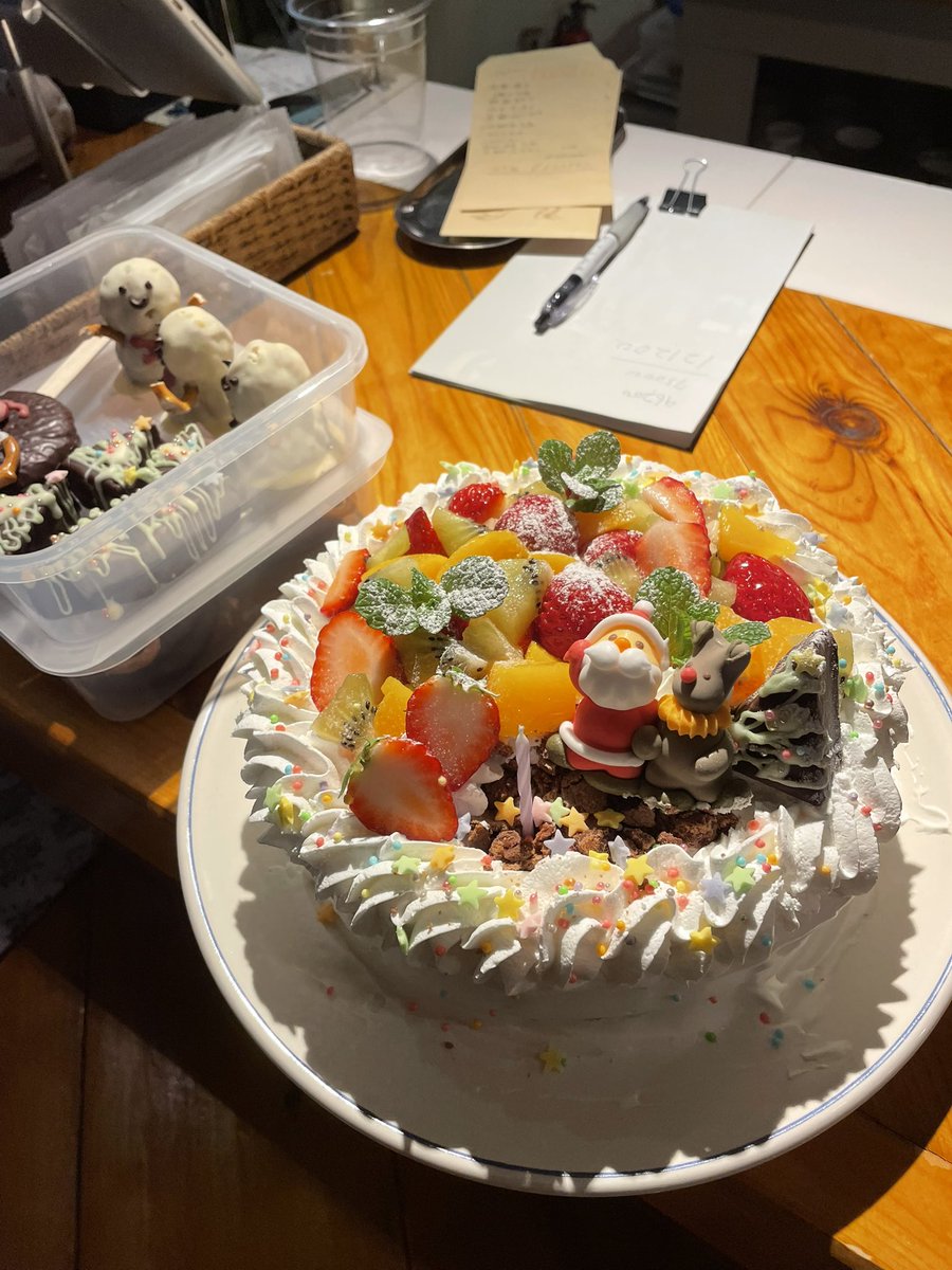 大人になってから初めて仕事じゃないクリスマスだった…かも！
なんかバタバタしてて普通にコンビニご飯食べた（笑）けど、叔母にパーティー用のケーキを頼まれたからクリスマスっぽさは感じられた2025🎅🎄✨