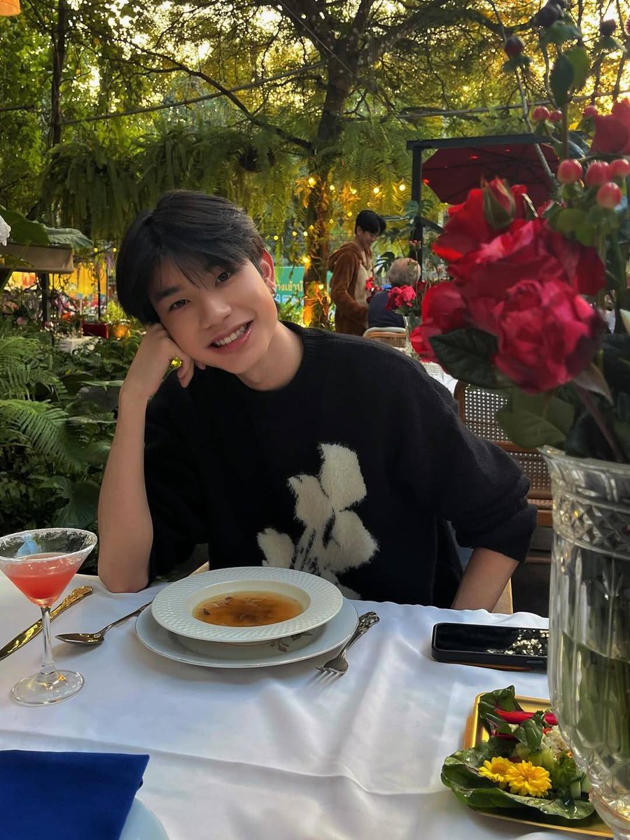 somshonapat's tweet photo. 🎄 under the mistletoe 🥂🤍

IG : shonapat_ 
📎 [ https://t.co/I5ErHnk6nt ]

#shonapat_ | #AIprojectTH https://t.co/JhkFyY9aAi